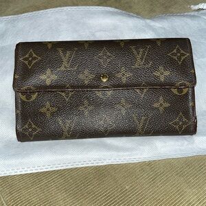Authentic Louis Vuitton International Wallet